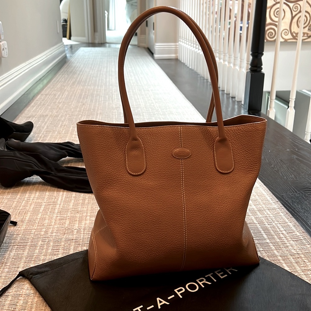 Tod’s shopper w accoutrements (interior envelope clutch /detachable mini strap).
